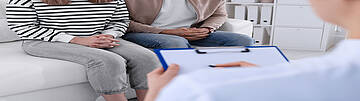 Chlamydien - Beratung und Prävention. Urologenzentrum Wien - Chlamydien: Paar bei einem Beratungsgespräch über Chlamydien und Präventionsmaßnahmen.