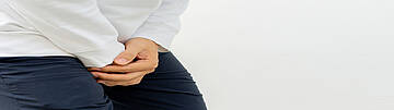 Harnleitertumor - Symptome und Schmerzen im Unterleib. Urologenzentrum Wien - Harnleitertumor bei einer Person, die Schmerzen im Unterleib hat.