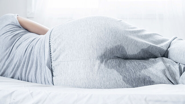 Überaktive Blase – unkontrollierter Urinverlust im Schlaf. Urologenzentrum Wien - Überaktive Blase bei einer Person, unkontrollierter Urinverlust im Schlaf.