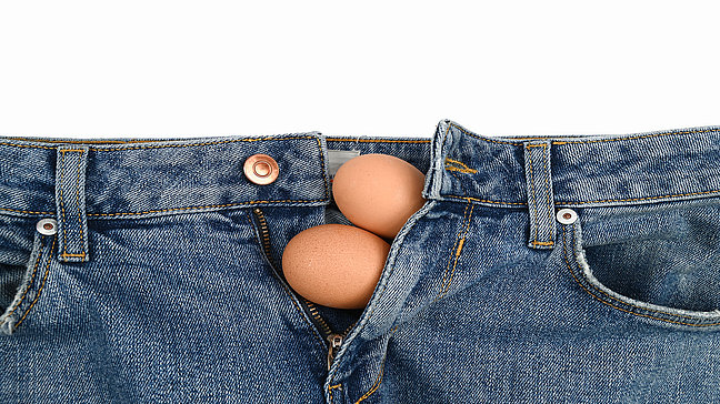 Pendelhoden – Symbolische Darstellung. Urologenzentrum Wien - Pendelhoden dargestellt durch symbolische Eier in einer Jeanshose.