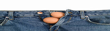 Pendelhoden – Symbolische Darstellung. Urologenzentrum Wien - Pendelhoden dargestellt durch symbolische Eier in einer Jeanshose.