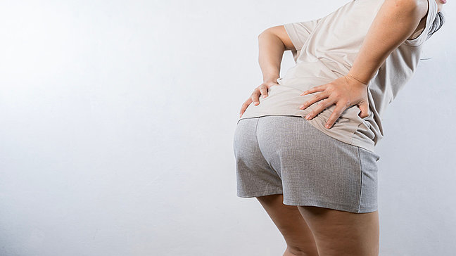 Haemorrhoiden - Unterer Rücken und Becken. Urologenzentrum Wien - Haemorrhoiden bei einer Person, Blick auf den unteren Rücken und das Becken.