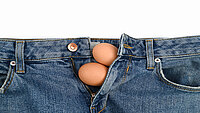 Urologenzentrum Wien - Pendelhoden dargestellt durch symbolische Eier in einer Jeanshose.