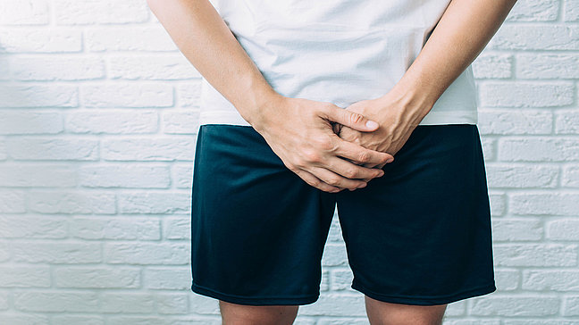 Balanitis - Symptome von Beschwerden im Genitalbereich. Urologenzentrum Wien - Balanitis: Mann zeigt Beschwerden im Genitalbereich.