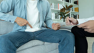 Urologenzentrum Wien - Gleithoden bei einem Patienten, Untersuchung des Hodenbereichs.