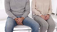 Urologenzentrum Wien - Herpes genitalis: Ein Paar mit Verdacht auf Herpes genitalis in einer Beratungsumgebung.