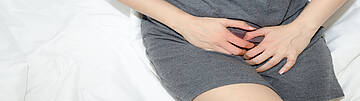 Condylome - Diagnose und Behandlung. Urologenzentrum Wien - Condylome: Frau mit Verdacht auf Condylome in einer medizinischen Untersuchungssituation.