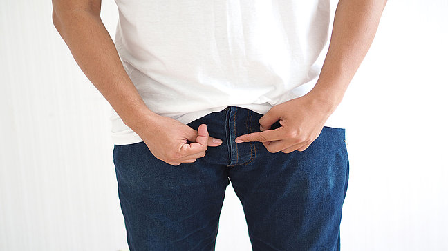 Paraphimose - Symptome von Unbehagen. Urologenzentrum Wien - Paraphimose: Mann zeigt Unbehagen im Genitalbereich.